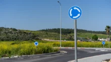 Značka kruhového objezdu u kruhového objezdu