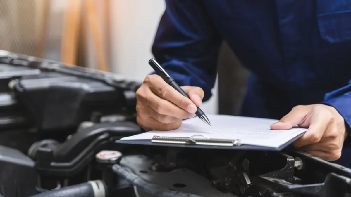 Neřešte jen cenu vozu, ale i náklady po prvních sto tisících kilometrech. Zdroj zaměstnanec autoservisu kontroluje auto