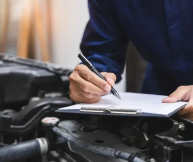Neřešte jen cenu vozu, ale i náklady po prvních sto tisících kilometrech. Zdroj zaměstnanec autoservisu kontroluje auto