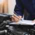 zaměstnanec autoservisu kontroluje auto