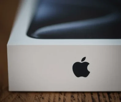 Logo společnosti Apple najdete na všech iPhonech. Zdroj Apple logo