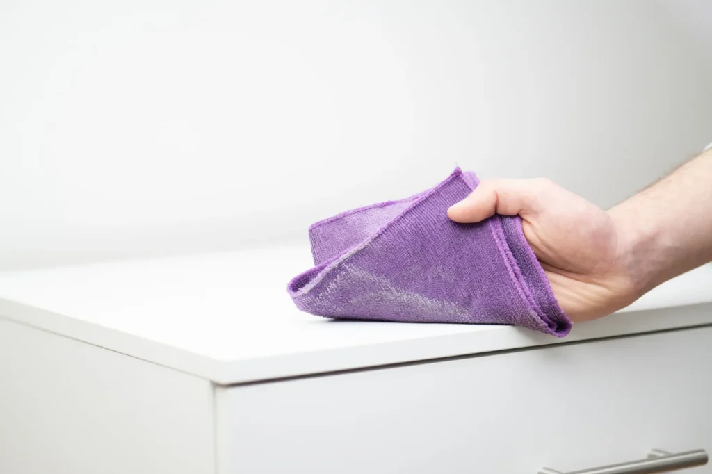 Na utírání prachu používejte spíše vlhký hadřík, FOTO: Shutterstock - Techsvět žena utírá prach