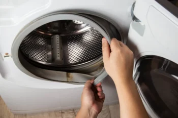 Pračka se špinavým gumovým těsněním