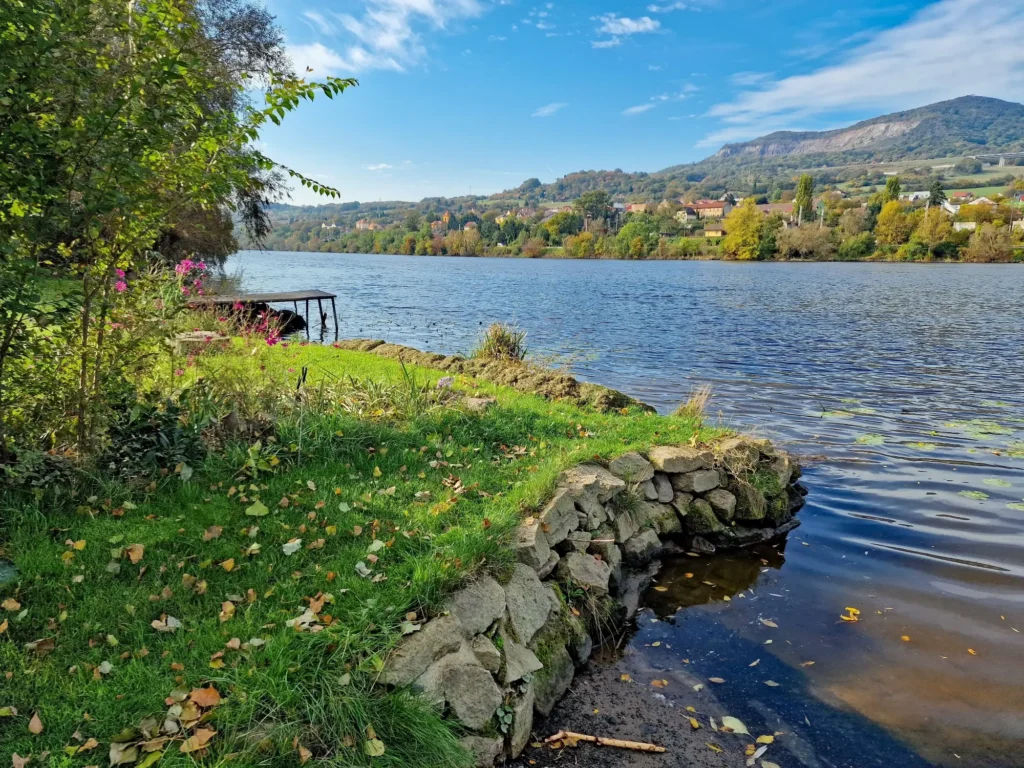 Shutterstock_2535624889 - Techsvět Břehy Labe na podzim