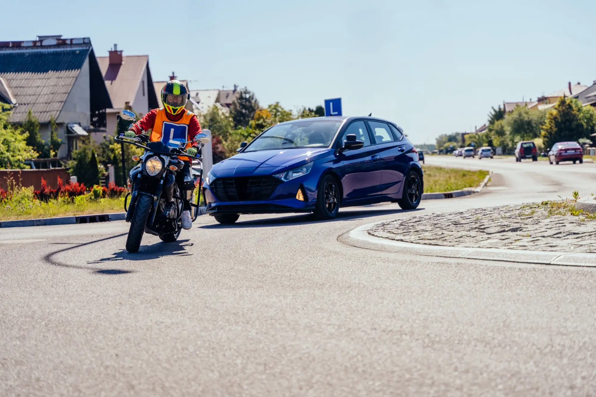 Shutterstock_2555184425 - Techsvět autoškola na motorce na kruhovém objezdu