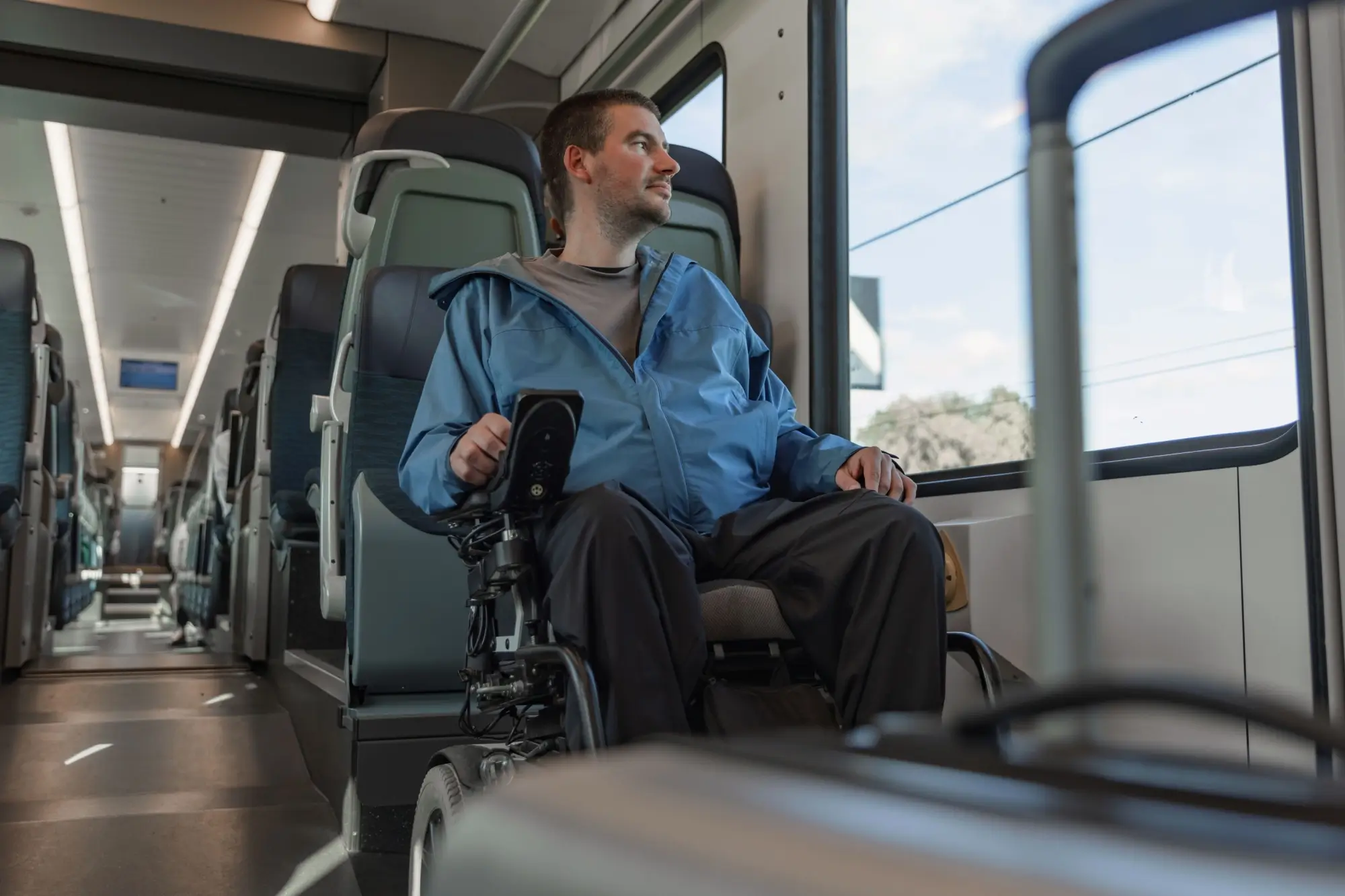 Muž na vozíku ve vlaku