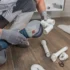 Instalatér řeže bruskou