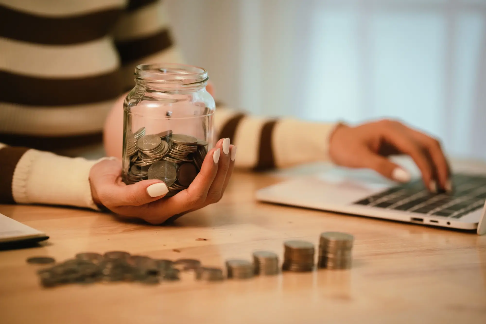 Shutterstock_2650674733 - Techsvět Žena s mincemi a laptopem