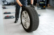 Pracovník v servisu s kolem