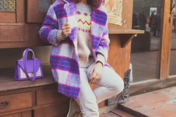 žena v kostkovaném kabátu