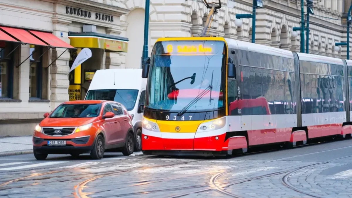 V tyto dny jeďte hromadnou dopravou, pokud se za volantem necítíte. Zdroj tramvaj v Praze