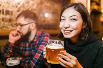 Muž a žena s pivem