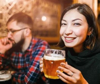 Muž a žena s pivem