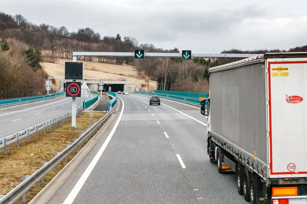 Shutterstock_628551503 - Techsvět Vjezd do tunelu na dálnici a značka ukazující omezení 80 km/h