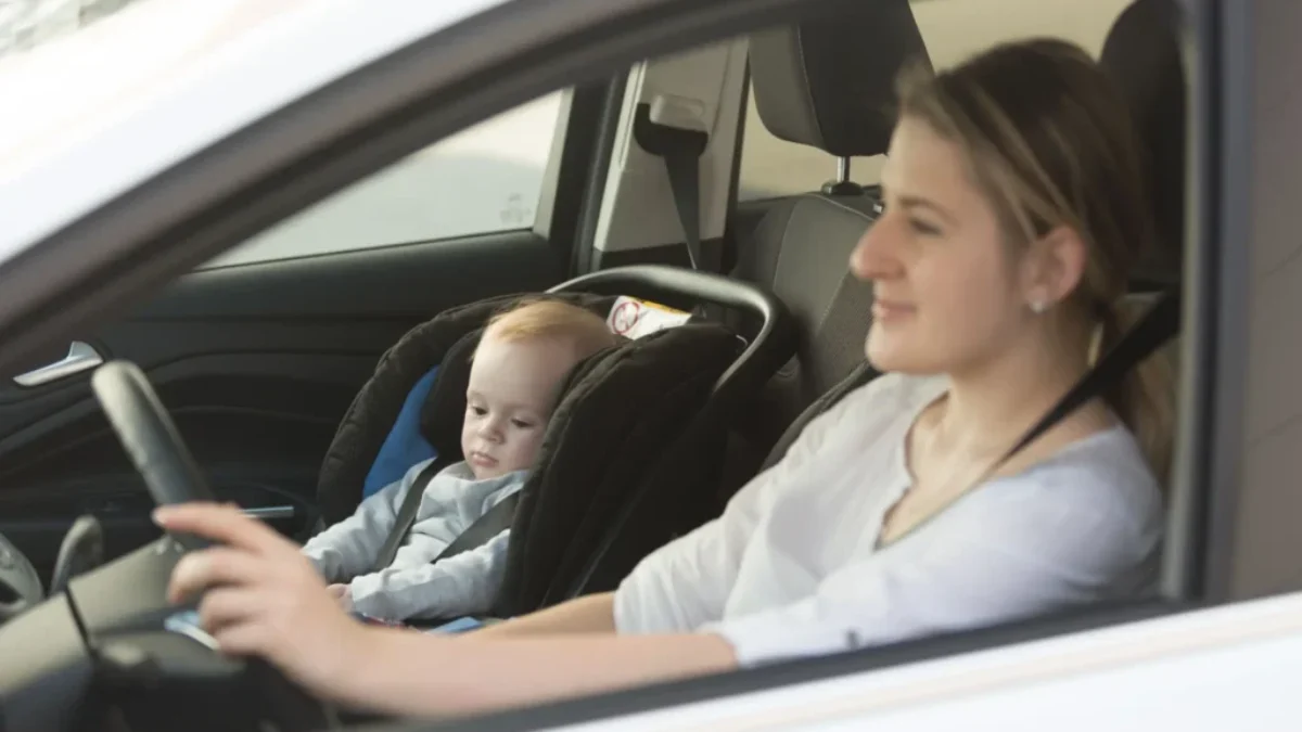 Dítě v sedačce na předním sedadle