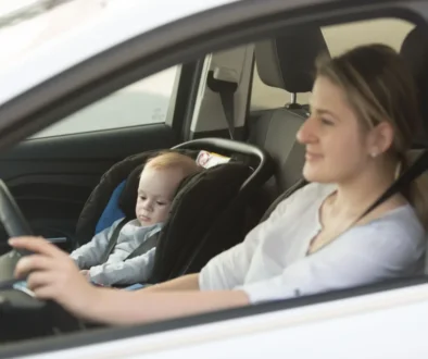 Dítě v sedačce na předním sedadle