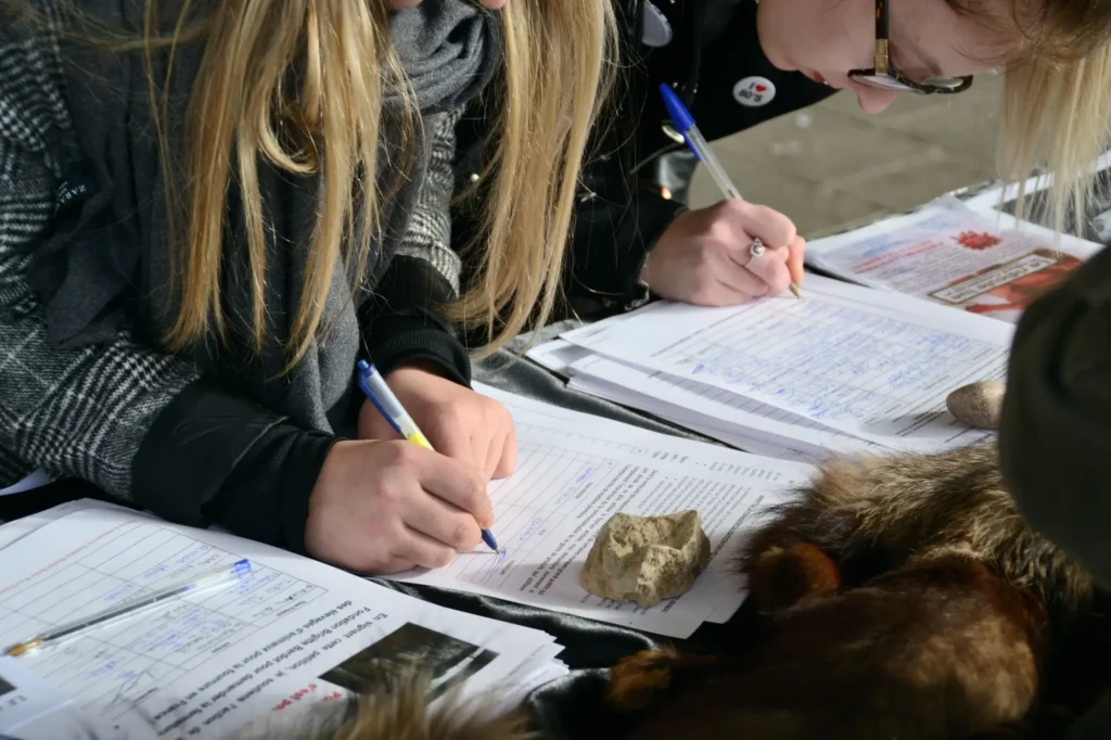 Shutterstock_670653151 - Techsvět Žena podepisuje petici