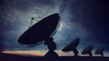 Teleskop pod hvězdnou oblohou