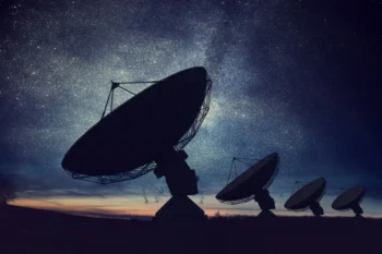 Teleskop pod hvězdnou oblohou