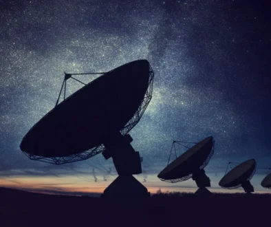 Teleskop pod hvězdnou oblohou