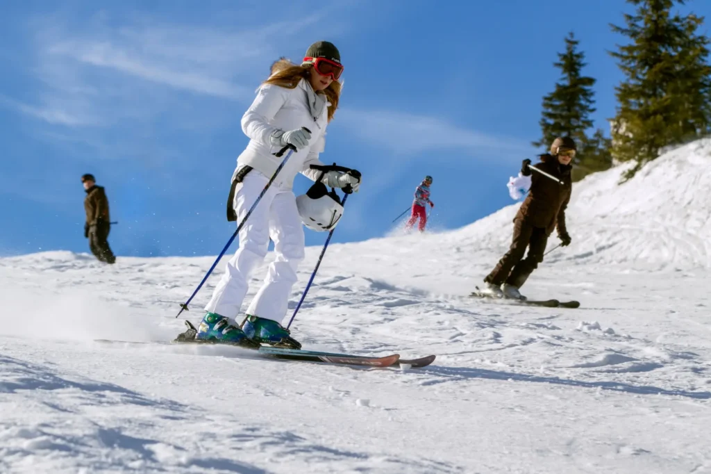 První lyžovačka nás čeká snad už v listopadu - Techsvět Žena na lyžích na sjezdovce