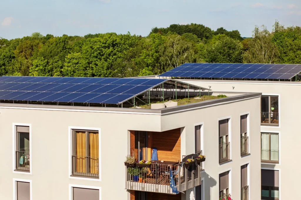 Dotace jsou povětšinou určeny na úsporu energií, třeba solární panely nebo zelené střechy - Techsvět Dům se solárními panely