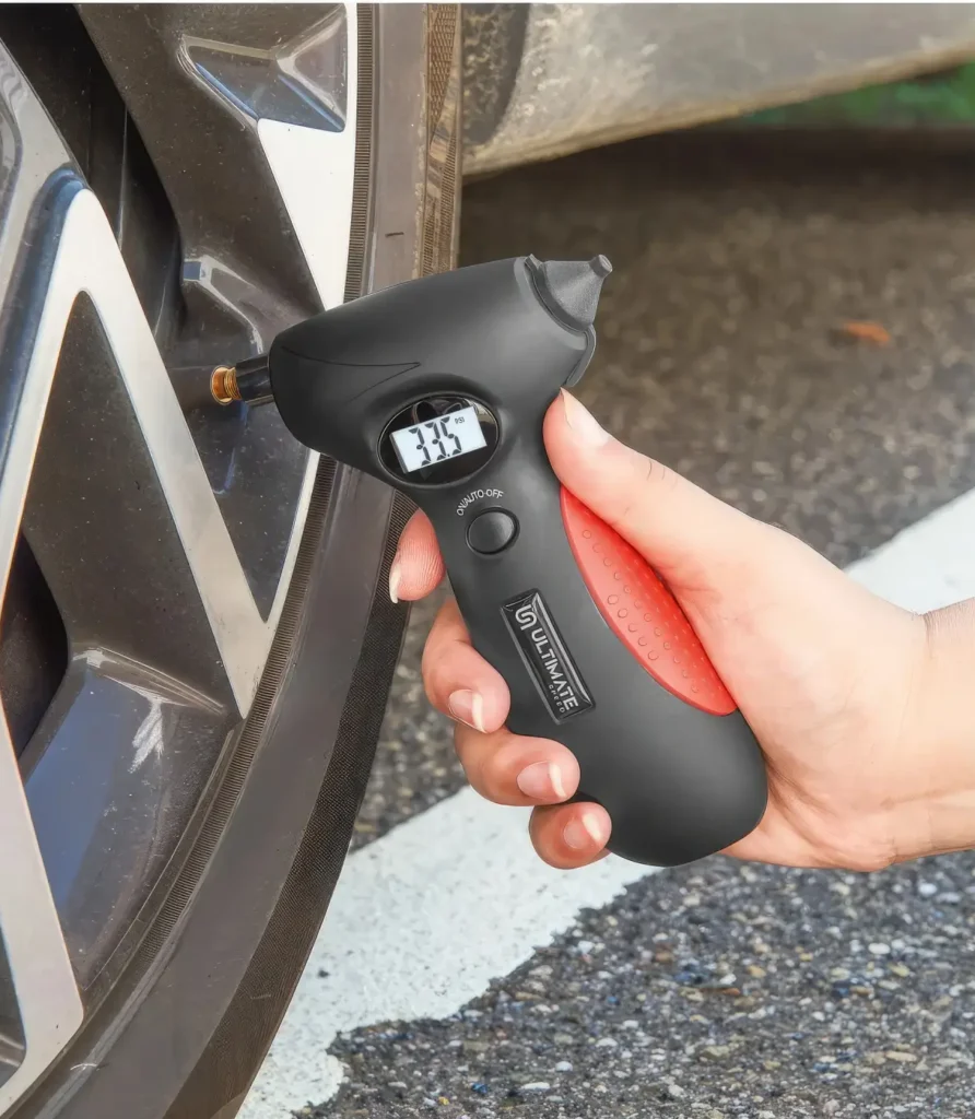 gcp906b14e5db974ad8b714e563f8e5e9a9-topaz-upscale-13x - Techsvět Žena měří tlak v pneumatikách měříčem tlaku