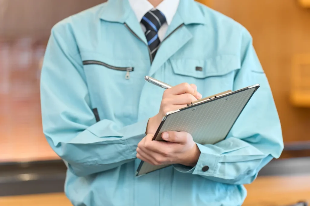 Pokud kontrola zjistí nesrovnalosti v pracovních vztazích, čeká vás pokuta - Techsvět Kontrolor s deskami