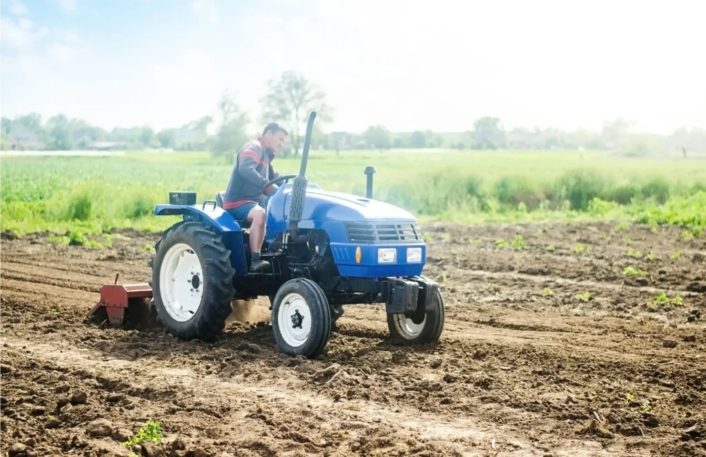 Malotraktor jedoucí po poli