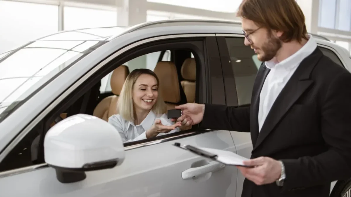Při nákupu nového auta můžete využít několik způsobů financování. Zdroj Žena si kupuje nové auto