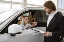 Žena si kupuje nové auto