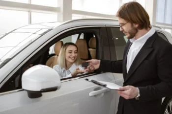 Žena si kupuje nové auto