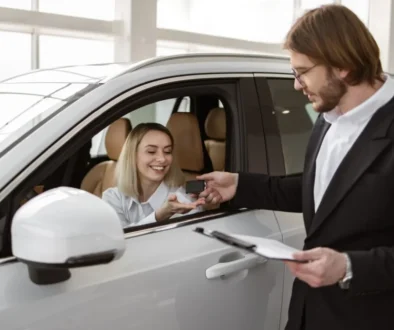 Při nákupu nového auta můžete využít několik způsobů financování. Zdroj Žena si kupuje nové auto