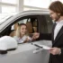 Žena si kupuje nové auto