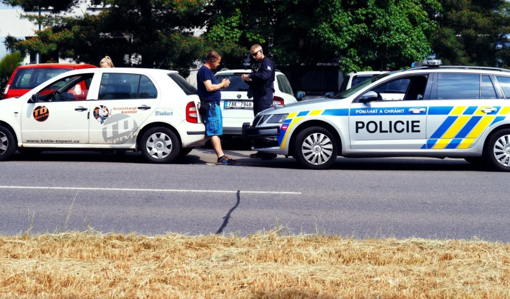 Za překročení maximální povolené rychlosti hrozí pokuta i odebrání řidičáku. - Techsvět Řidič dostává od policie pokutu