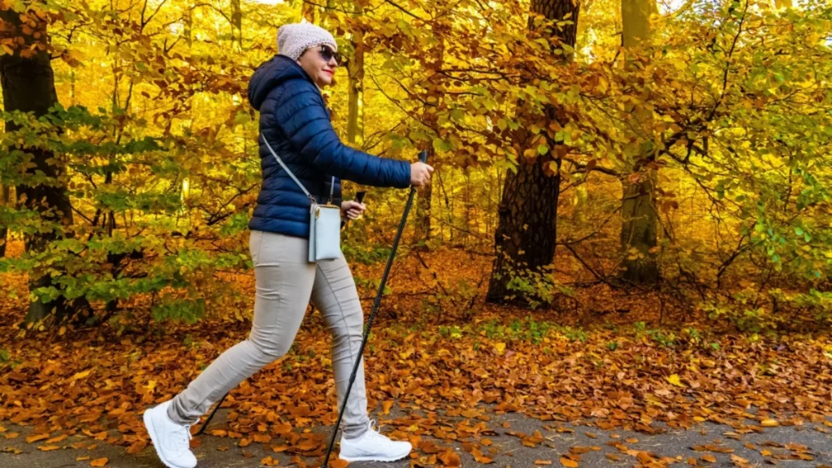 Žena na procházce v podzimním lese