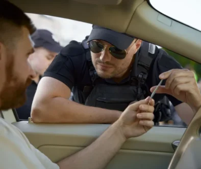 policista kontroluje doklady řidiče