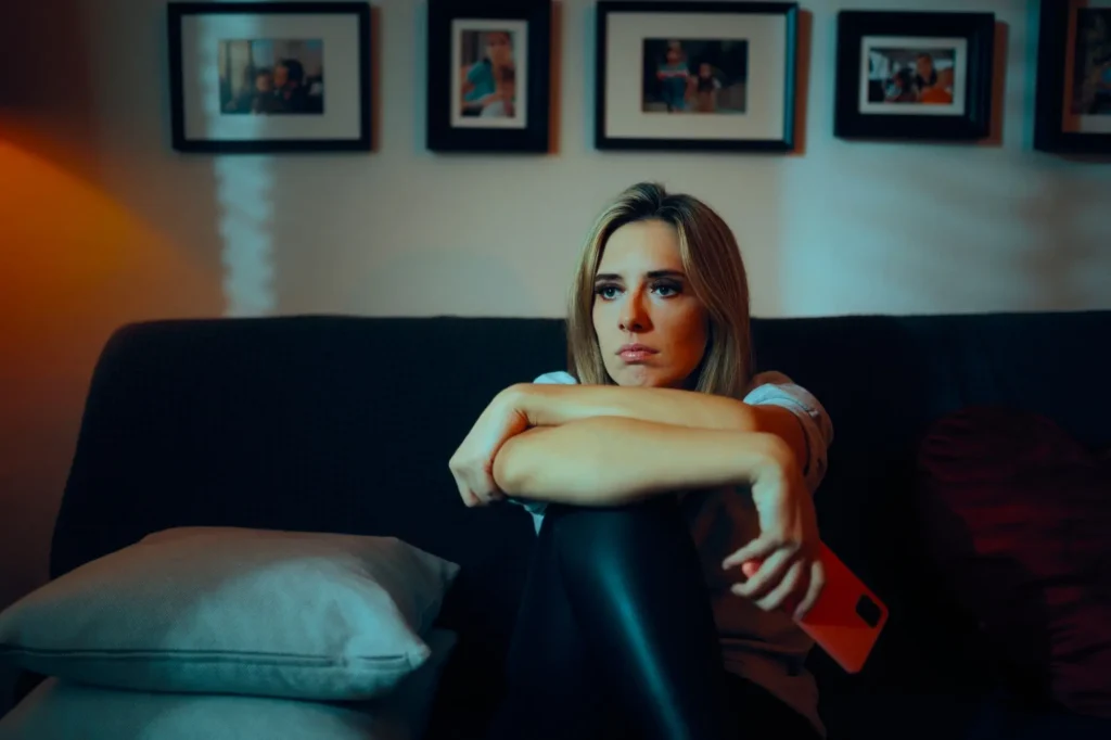 žena čeká na svého partnera