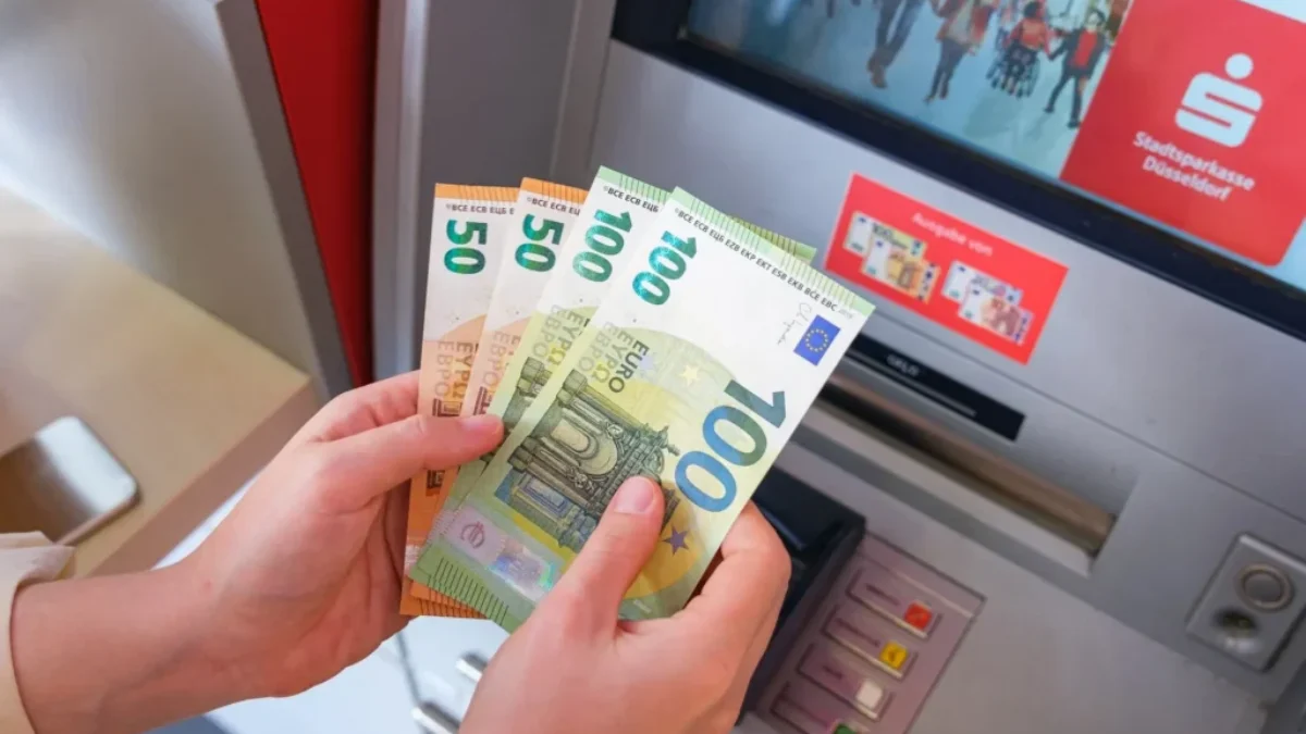 Nejen výběry hotovosti v zahraničí, také doma vás může setkání s bankomatem stát pěkně draho. Zdroj: Shutterstock