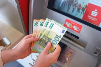 Nejen výběry hotovosti v zahraničí, také doma vás může setkání s bankomatem stát pěkně draho. Zdroj: Shutterstock