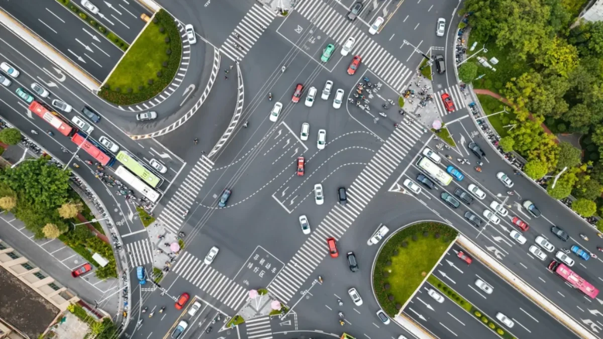 Složité dopravní křižovatky jsou výzvou, k nehodám ale dochází i na mnohem jednodušších. Zdroj: Shutterstock