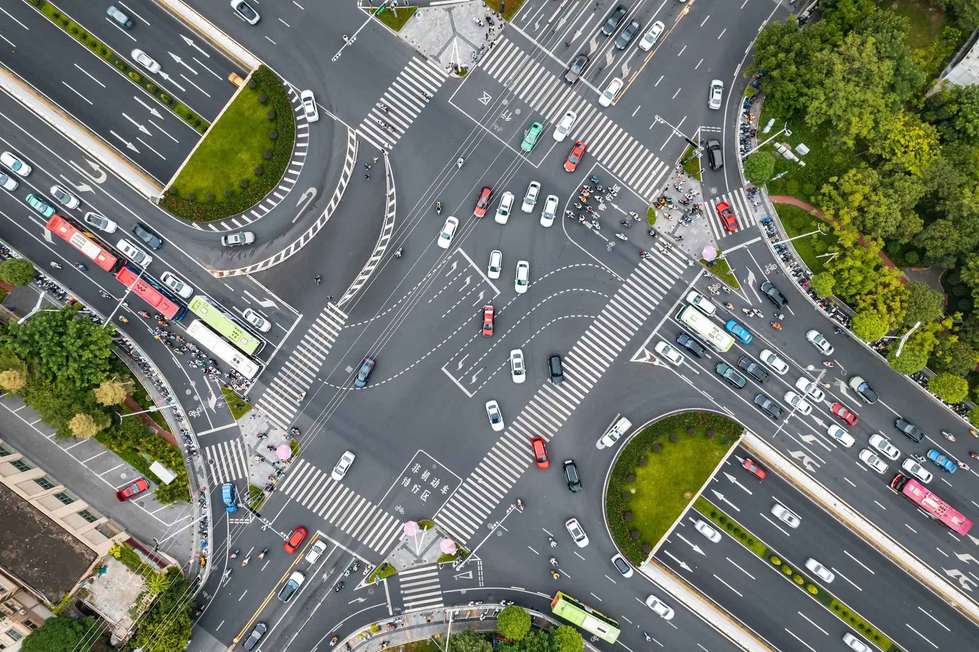 Složité dopravní křižovatky jsou výzvou, k nehodám ale dochází i na mnohem jednodušších. Zdroj: Shutterstock