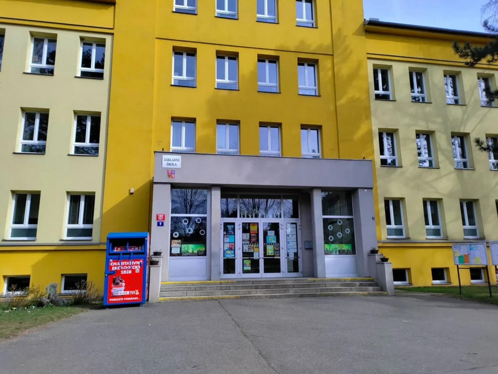 Obyčejná budova školy