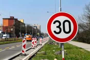 značka maximální rychlosti 30 km/h