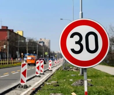 Omezení rychlosti bývá i jinde, než jen na místech označených kulatými číselnými značkami. Zdroj značka maximální rychlosti 30 km/h