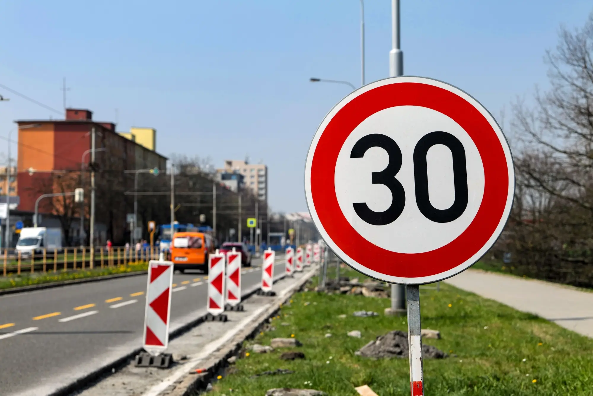 značka maximální rychlosti 30 km/h