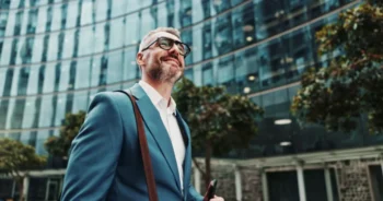 Muž v saku před kancelářskou budovou