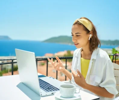 Žena s notebookem a sluchátky na dovolené