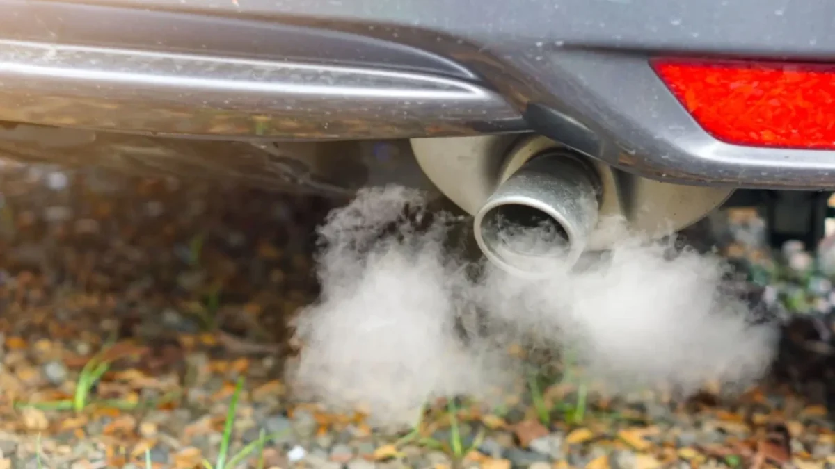 Výroba spalovacích motorů má skončit v roce 2035 Kouřící výfuk