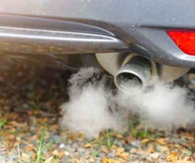 Výroba spalovacích motorů má skončit v roce 2035 Kouřící výfuk